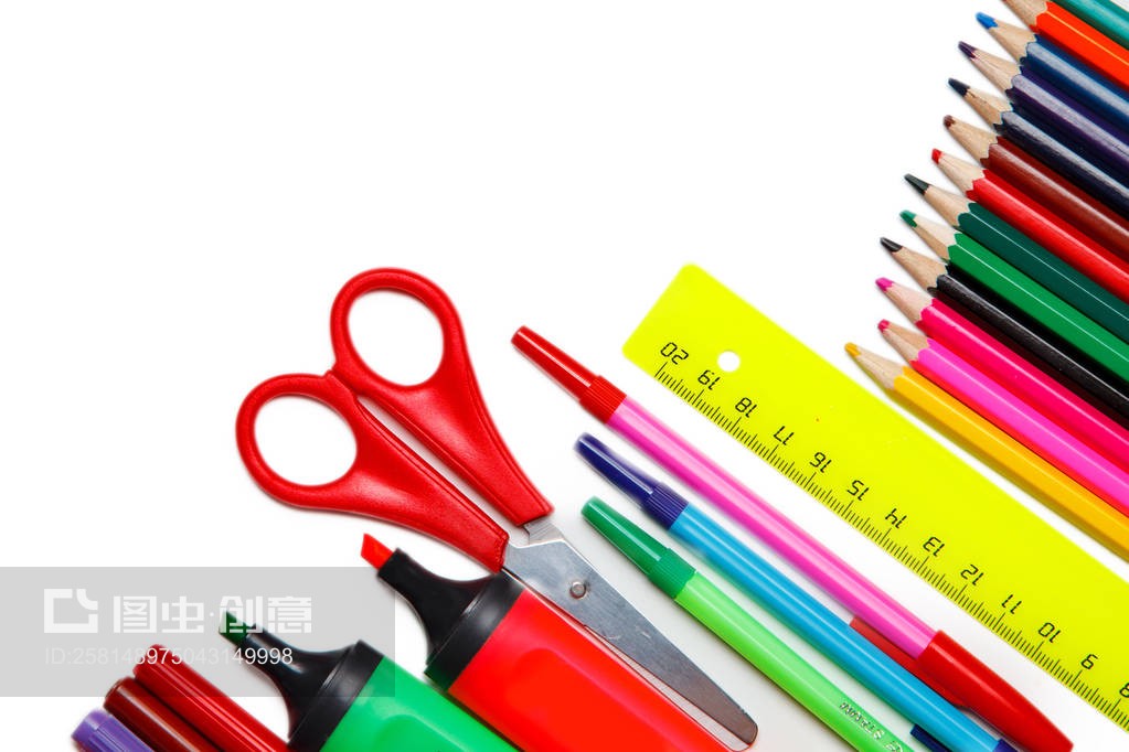 白色背景下的学习用品 简约与专注之美